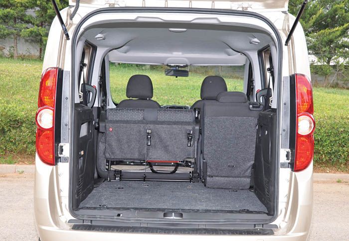 Η χωρητικότητα του πορτ μπαγκάζ είναι 790 λτ. με τα καθίσματα σε κανονική θέση και φτάνει στα 3.200 λτ. με την αναδίπλωσή τους.